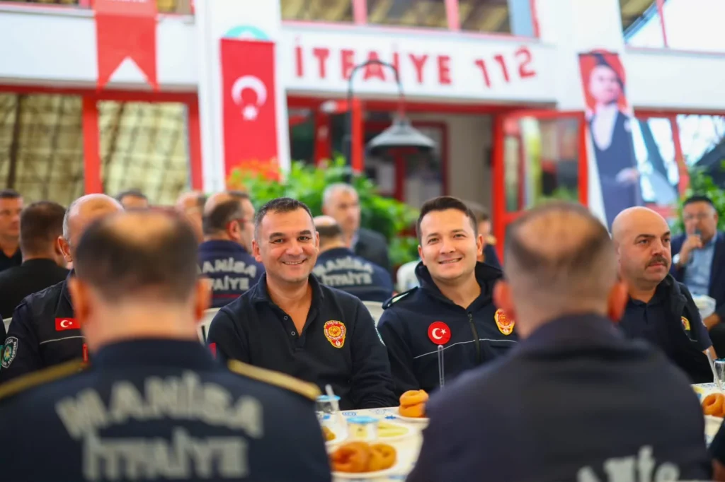 Manisa'da Dutlulu itfaiye personelini ziyaret edip teşekkür etti