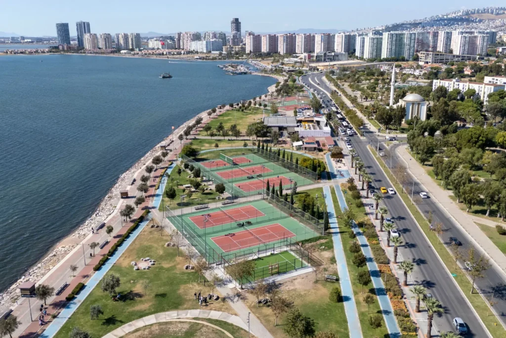 Bostanlı'da iki padel kortu tamamlanıyor, Ekim'de açılacak