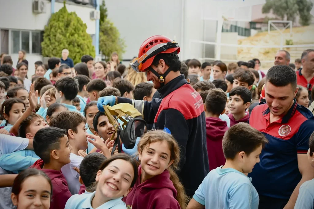 İzmir'de öğrencilere yangın ve tahliye eğitimi: Okul tatbikatı