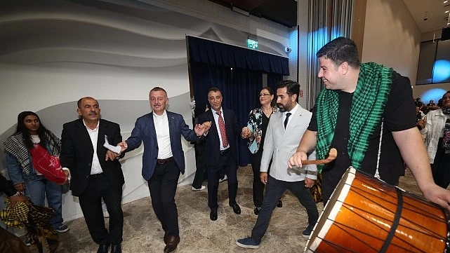 Başkan Büyükakın, Vanlıların halayına katıldı: “Biz birlikte Türkiye’yiz”