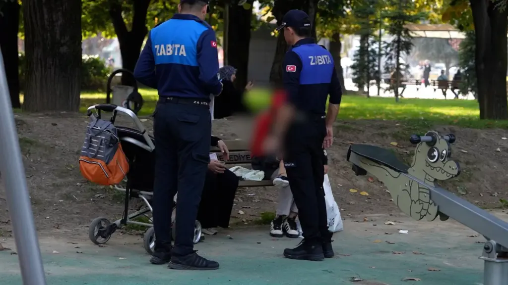 Düzce Millet Bahçesi'nde yere izmarite para cezası