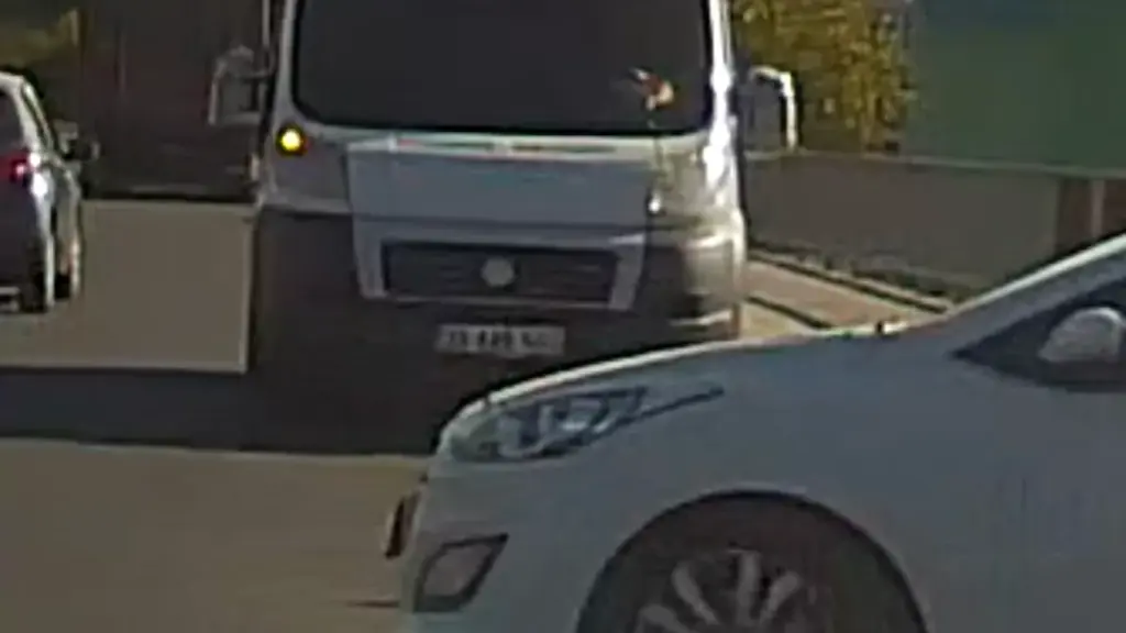 Düzce'de ters yönde ilerleyen minibüs trafikte tehlike oluşturdu