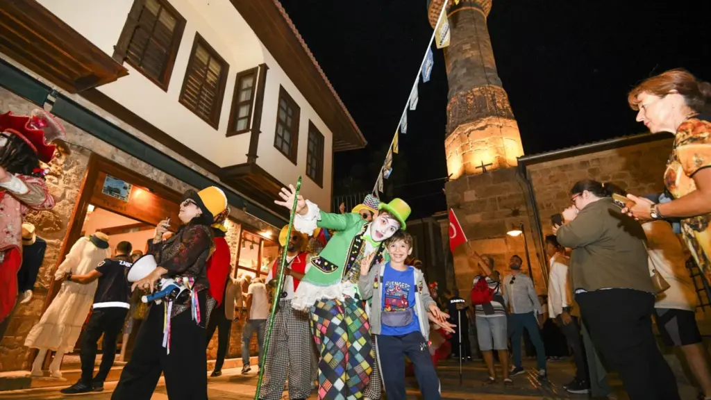 Antalya Kaleiçi'nde Uluslararası kortej 15 ülkeden renkler getirdi