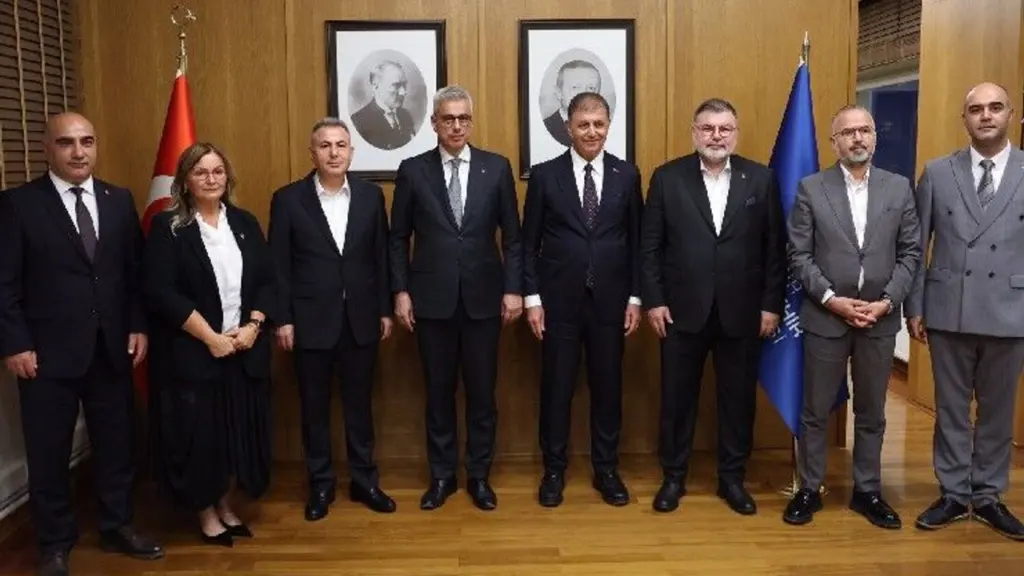 İzmir'de sağlık yatırımları için bakanlık-belediye iş birliği mesajı