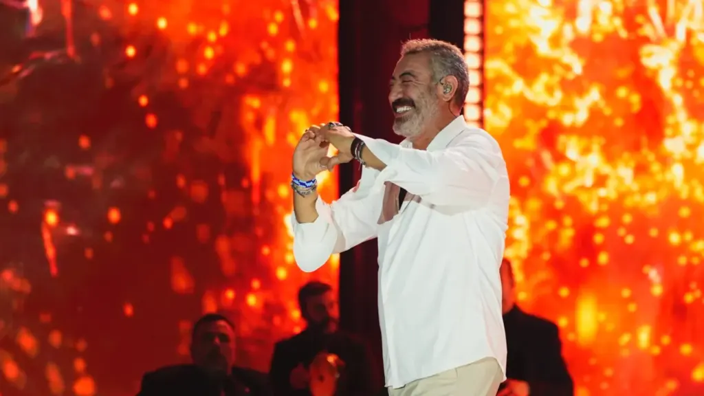 Hakan Altun Gaziantep konserinde sevilen şarkılarını seslendirdi