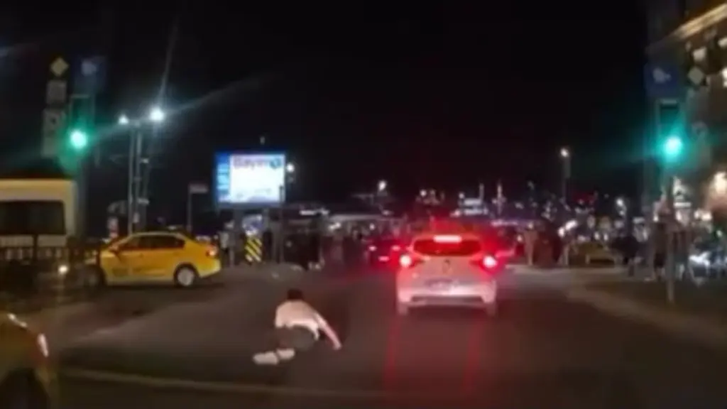 İstanbul'da sürücü yayaya çarpıp kaçtı: Fatih'te kaza anı