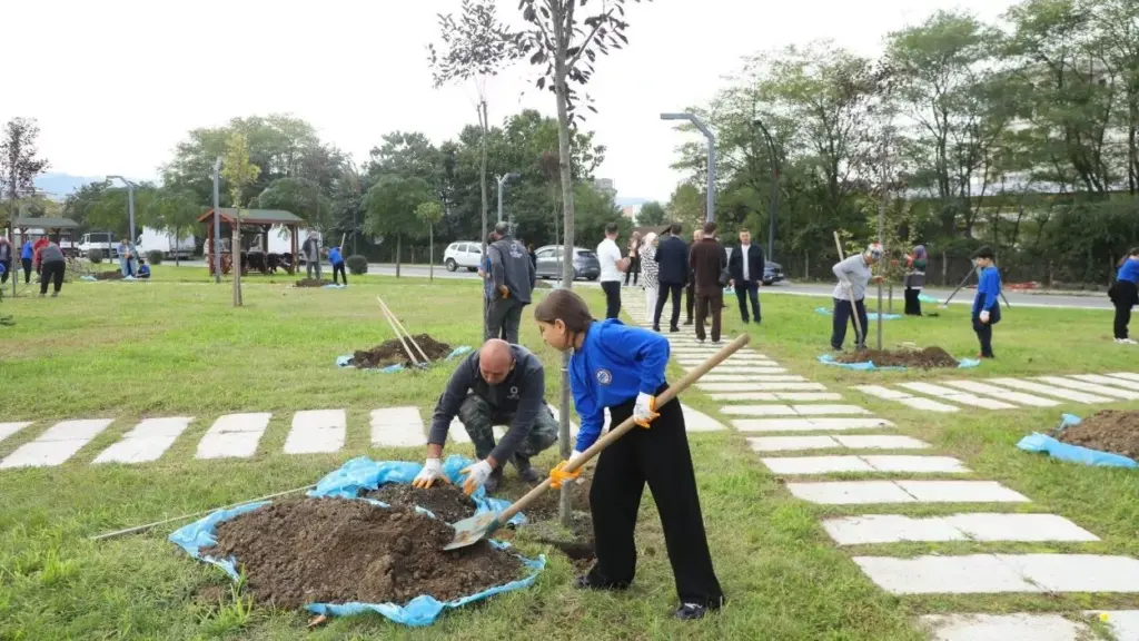 Ordu Melet Park'ta öğrenciler dijital kimlikli ağaç dikti