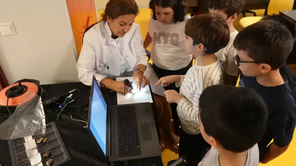 Maltepe'de çocuklar dijital mikroskopla mikro dünyayı keşfetti