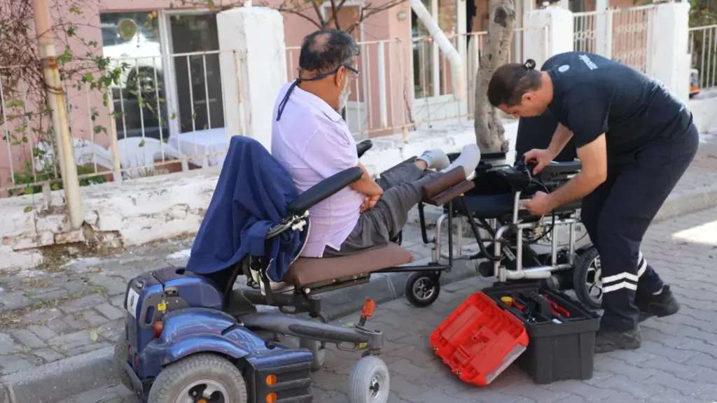 Muğla'da tekerlekli sandalye tamir aracı arızalara yerinde müdahale