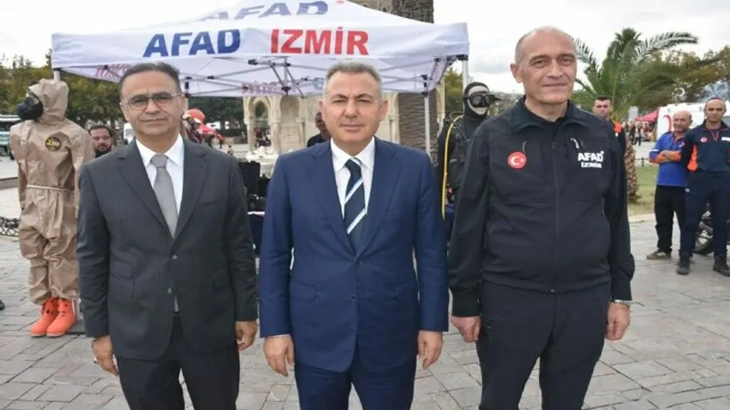 İzmir'de afet hazırlığı çağrısı: Vali Elban her saniyenin risk taşıdığını söyledi
