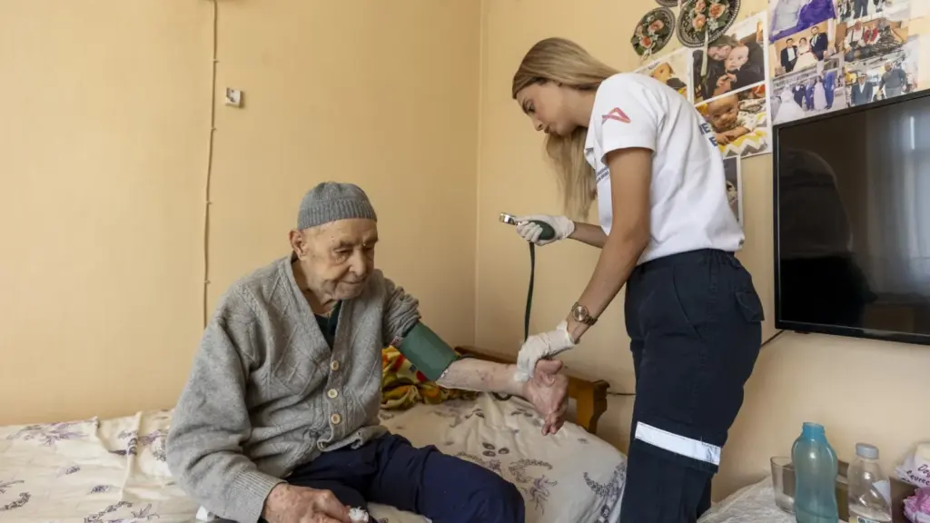 Mersin Büyükşehir'in evde sağlık hizmeti 13 ilçede sürüyor