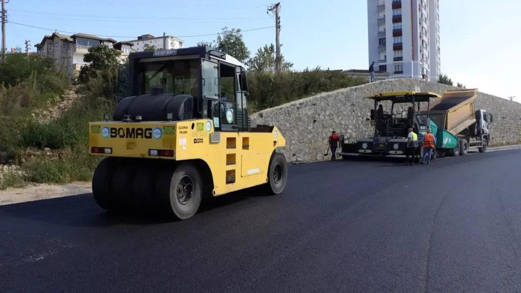 Ordu Fatsa'da sıcak asfalt çalışmaları sürüyor