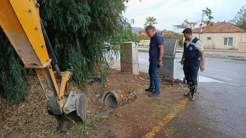 Datça'da ekipler yağmura karşı sahada