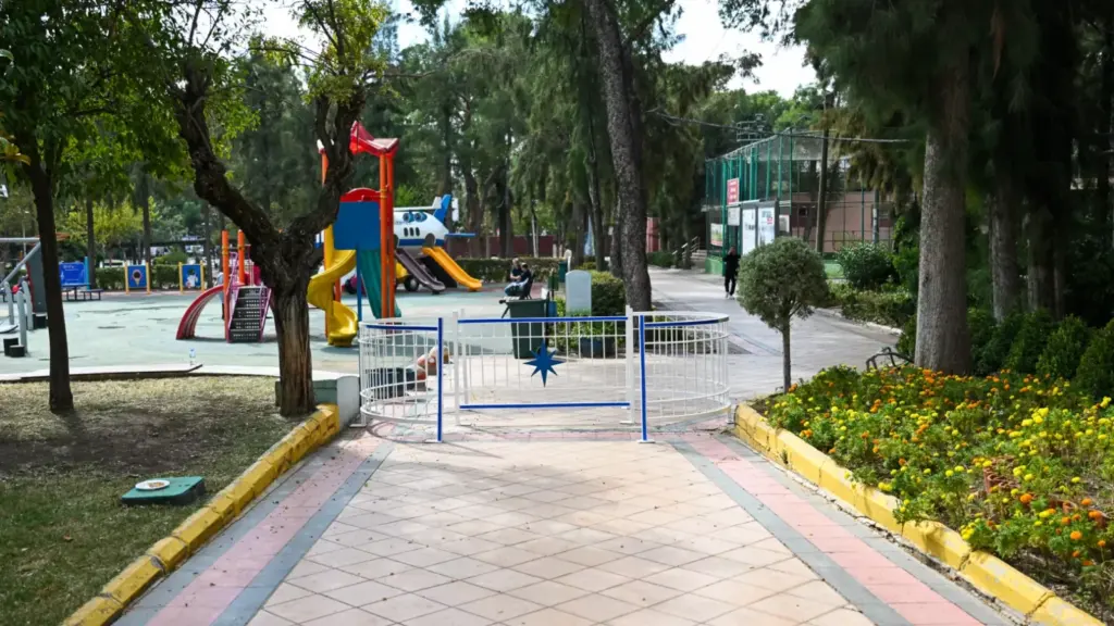 Bornova'da park girişlerine motosiklet bariyerleri yerleştirildi