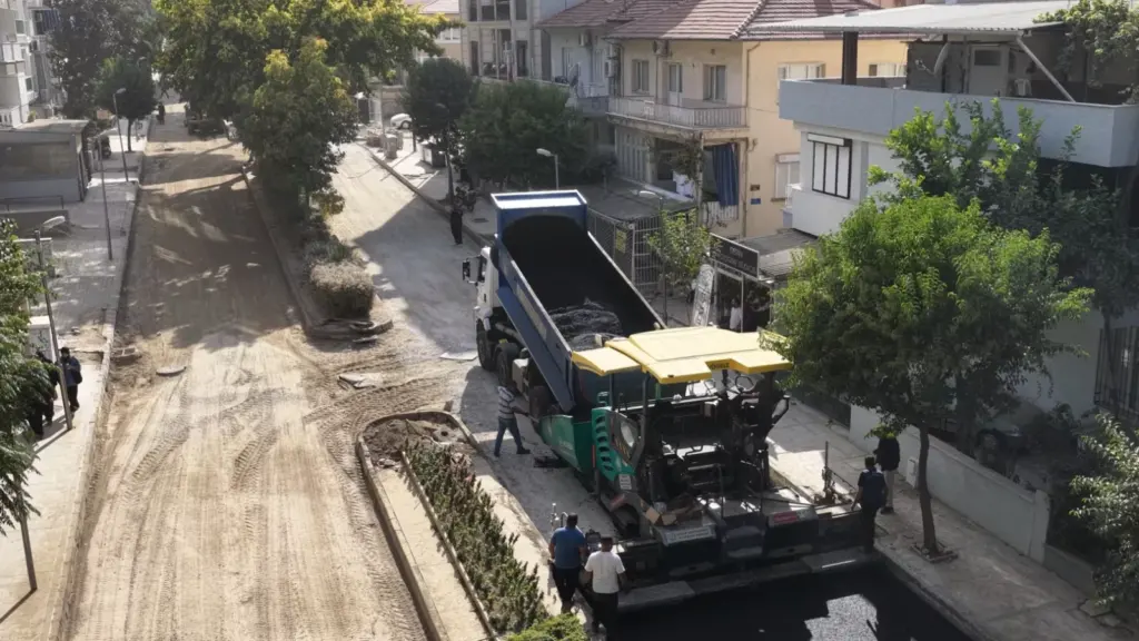Salihli'de Ferah Caddesi'ne sıcak asfalt çalışması başladı