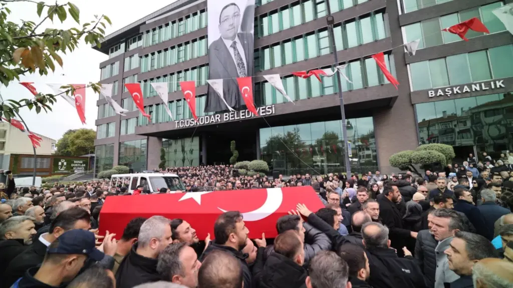 Üsküdar'da Dündar Ziya Gültekin için belediye önünde veda töreni