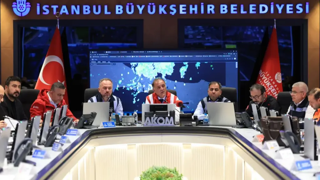 İstanbul'da sağanak ve fırtına uyarısı: Zorunlu olmadıkça dışarı çıkmayın