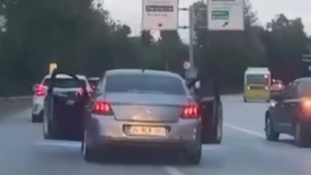 Bursa'da trafikte tehlikeli hareket: İki kapı birden açıldı