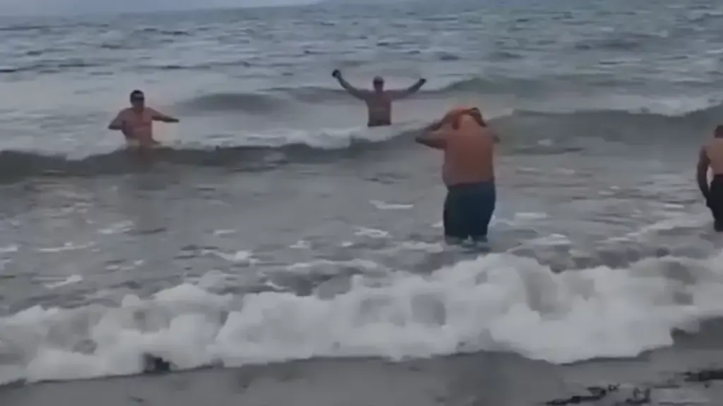 İznik Gölü'nde yüksek dalgalar arasında göle girenler şaşırttı