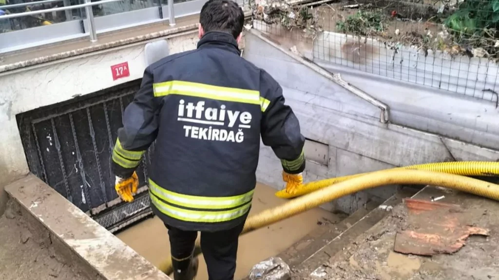 Tekirdağ'dan İstanbul'a destek: 26 personel ve motopomplar yola çıktı