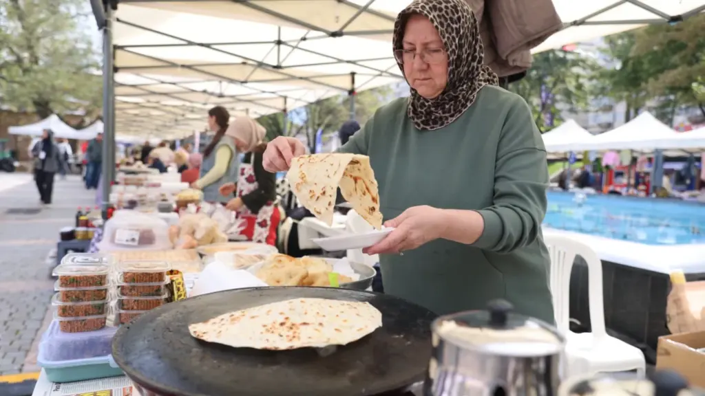 Bursa'da Dayanışma Pazarı 21. kez kuruldu; 45 dernek katıldı