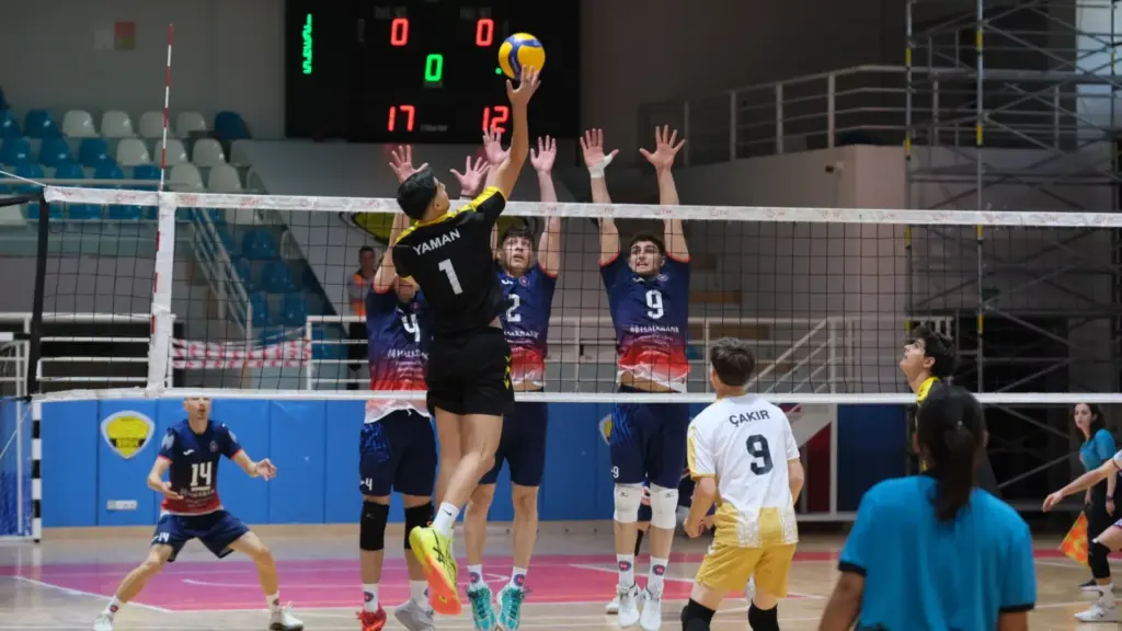 Konya Büyükşehir Halkbank'ı 3-1 yenerek liderliğini sürdürdü