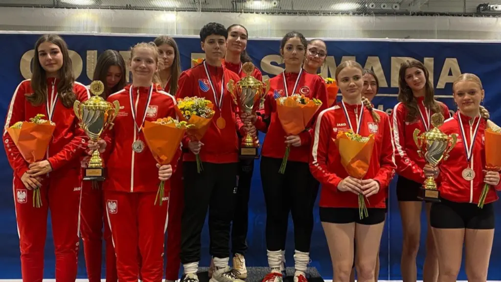 Bursa'lı eskrimci Ada Küfeciler Avrupa U17 şampiyonu