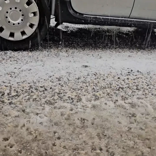Bitlis Adilcevaz'da dolu yağışı cadde ve sokakları beyaza bürüdü