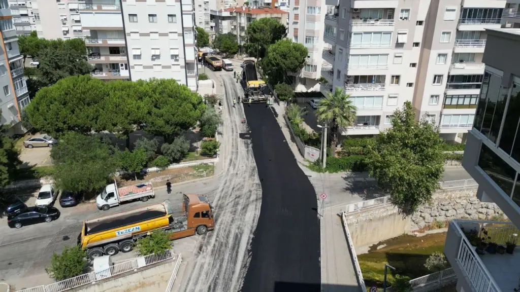Manisa'da Yunusemre eski Menemen yolunda sıcak asfalt çalışması başladı