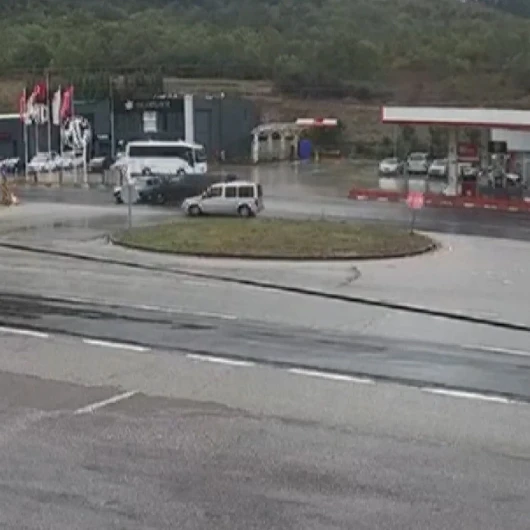 Yalova'da otomobilin ikiye bölündüğü kaza: 75 yaşındaki sürücü hayatını kaybetti