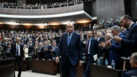 Erdoğan’ın AK Parti toplantısında KAAN figürlü kravat detayı