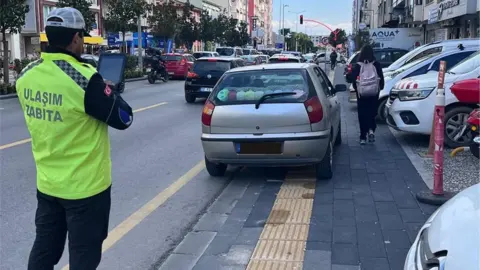 Balıkesir’de hatalı park denetimi: kaldırımlara geçit yok