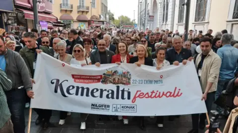 Kemeraltı Festivali İzmir’de başladı: Sokaklar şenlendi