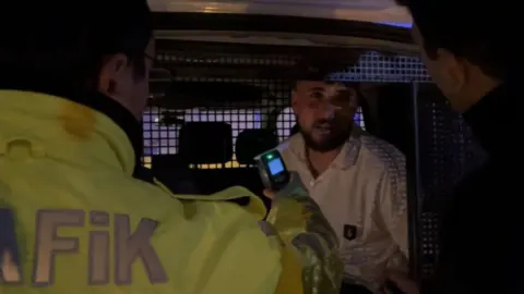 Bursa’da alkollü sürücü geri vitese takıp kaçtı, trafik lambasına çarptı