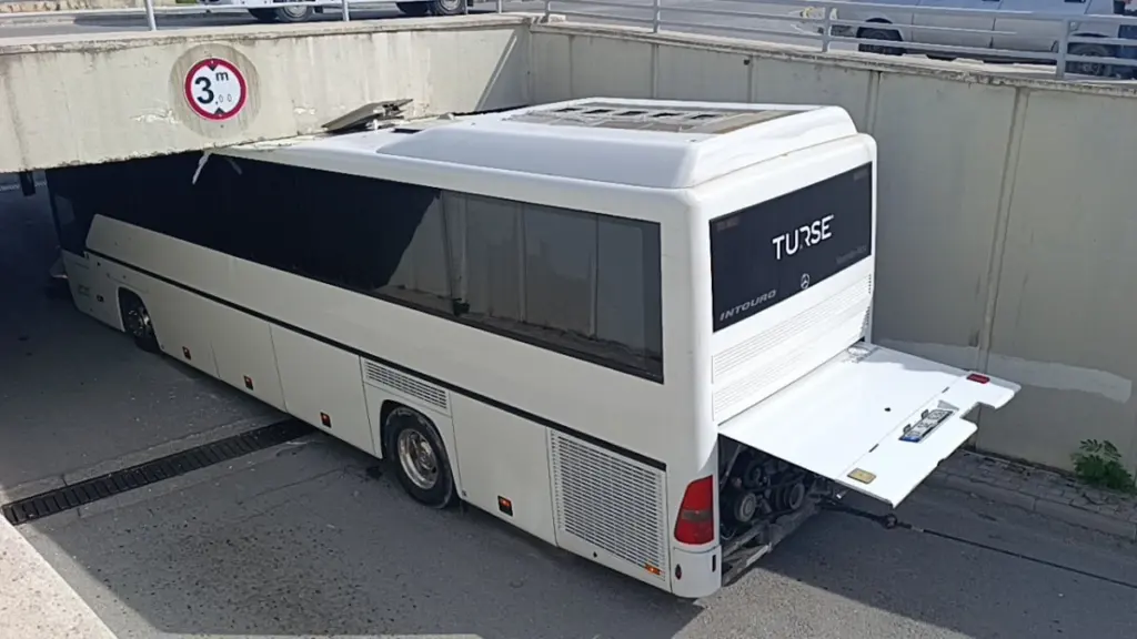 Manavgat'ta 3 metreyi aşan tur otobüsü alt geçide sıkıştı