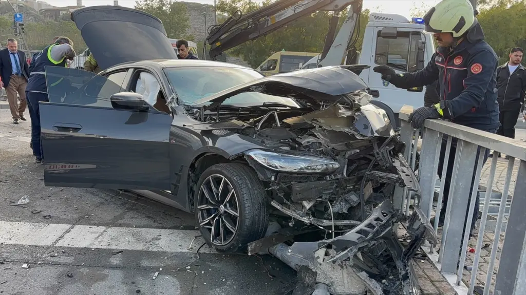 Eyüpsultan'da iki otomobilin çarpışması: 4 kişi yaralandı