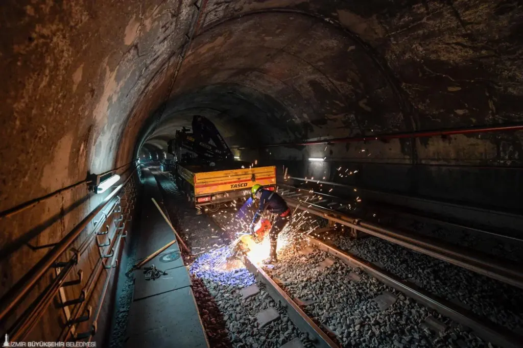 İzmir Metrosu'nda ray değişimi: 1 Nisan'dan beri 844 metre