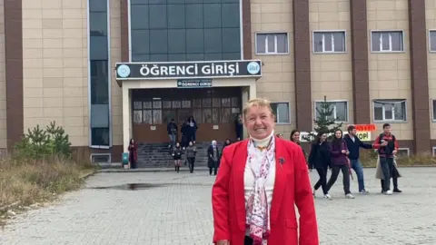Kars’ta 69 yaşında üniversite mezunu oldu — onur belgesiyle