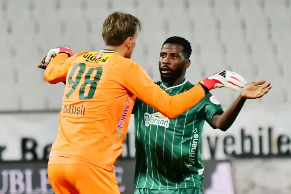 Bursaspor taraftarının gece 04.00 karşılama geleneği yabancıları şaşırttı