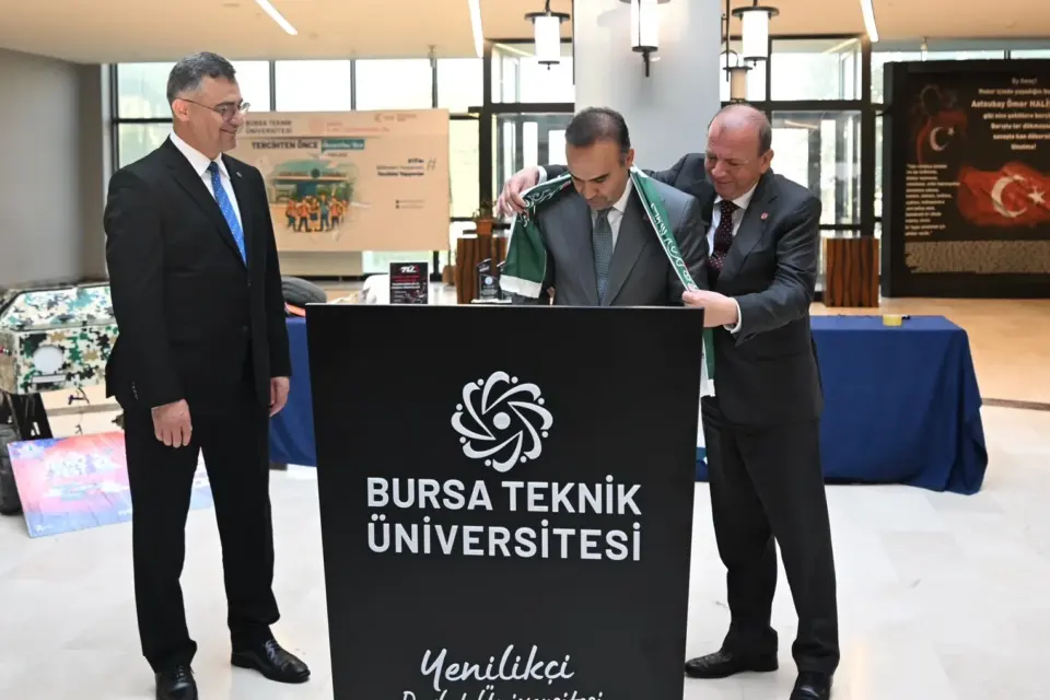Bursaspor atkısı Bakan Kacır’a verildi — Özer Matlı takdim etti