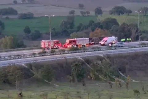 Bursa-Balıkesir otoyolunda tır devrildi: 2 yaralı, 1 kişinin durumu ağır
