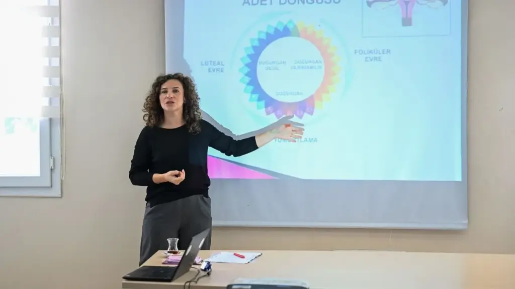 Bornova Belediyesi'nden personeline kadın sağlığı semineri düzenlendi