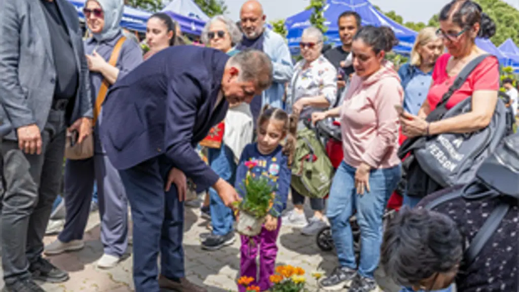 İzmir'de Balkon-Bahçe Bitkileri ve Bal Festivali başladı