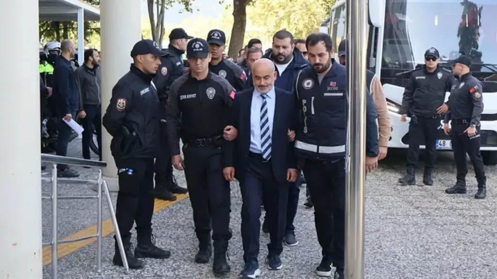 Milas Belediye Başkanı Fevzi Topuz ve oğlu tutuklandı