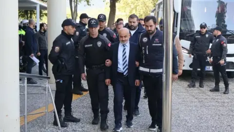 Milas Belediye Başkanı Fevzi Topuz ve oğlu tutuklandı