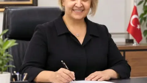 Menderes’te pembe kıyafetli etkinlikle meme kanseri farkındalığı vurgulandı