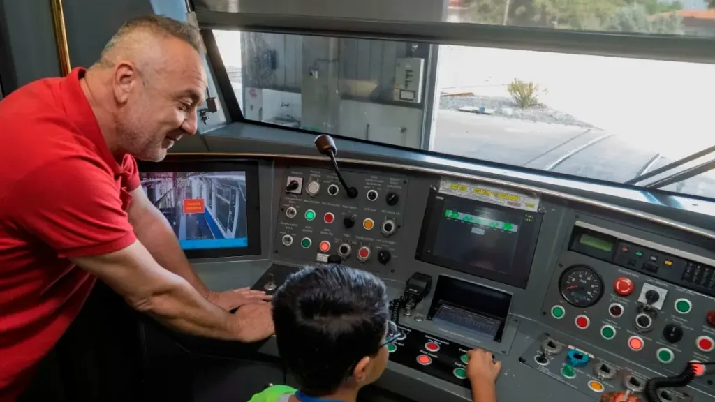 İzmir Metro'da 8 yaşındaki Emirhan'ın hayali doğum gününde gerçek oldu