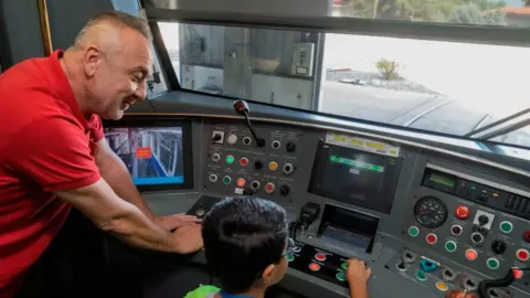 İzmir Metro’da 8 yaşındaki Emirhan’ın hayali doğum gününde gerçek oldu