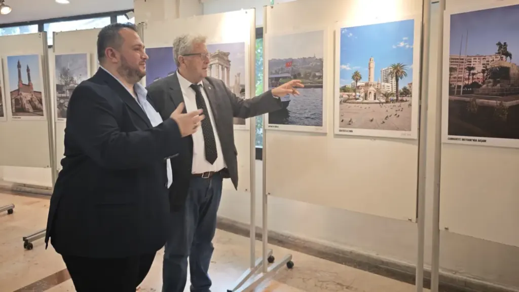 Dikey Kadraj fotoğraf sergisi DEÜ'de açıldı (22 Ekim)