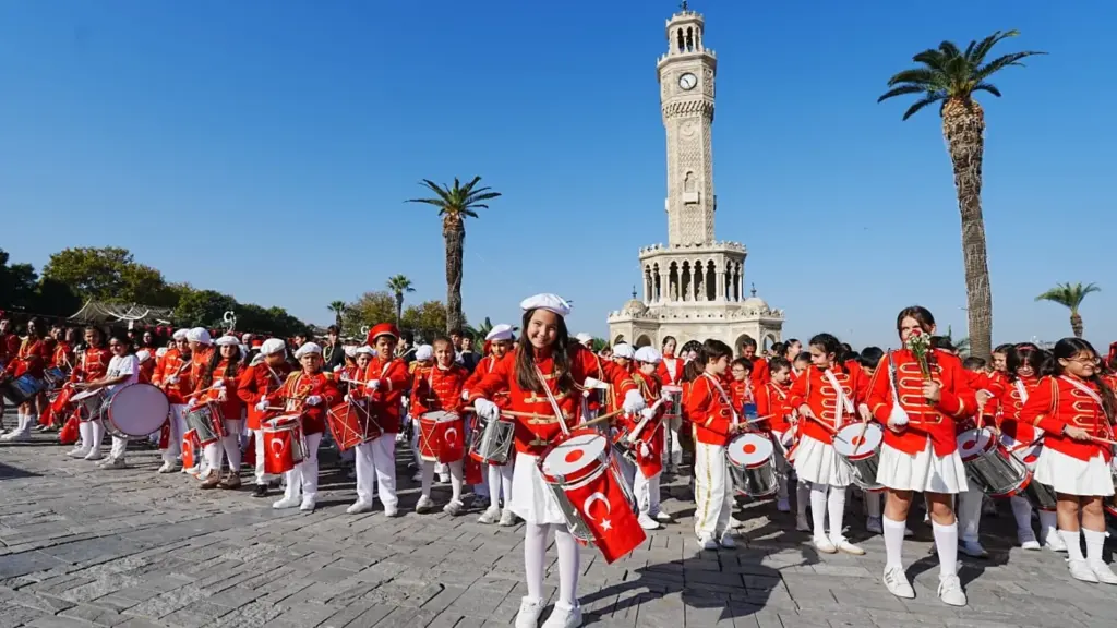 İzmir'de Cumhuriyet coşkusu: Bando gösterileri meydanları doldurdu